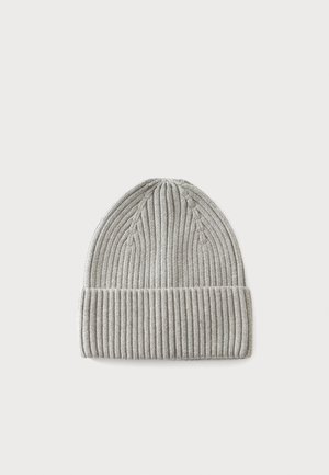 Bonnet en maille côtelée gris clair avec bord replié, présenté à plat sur un fond neutre.