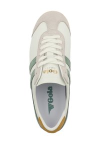Sneakers bianchi in pelle con accenti in suede grigio chiaro e strisce verdi. Presentano un design con lacci e un dettaglio in gomma marrone chiaro sul tallone.