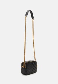 Borsa a tracolla nera trapuntata con catena dorata. Caratterizzata da una forma rettangolare, un motivo testurizzato e una chiusura con zip.
