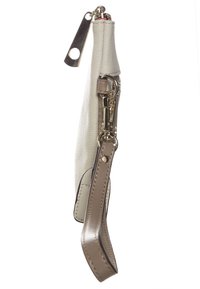 Valkoinen nahkainen clutch-laukku, jossa sileä pinta, varustettuna beige rannekkeella ja kullanvärisillä metalliosilla, sivunäkymä, jossa näkyy vetoketjusuljin.