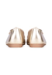 Metalen gouden instapschoenen met een gladde textuur, ronde neus en een lage beige zool. Bevat decoratieve accenten op de bovenkant.