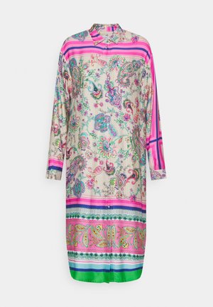 Chemise longue à col en tissu lisse présentant un imprimé cachemire multicolore avec des rayures roses, bleues et vertes. Fermeture à boutons sur le devant.