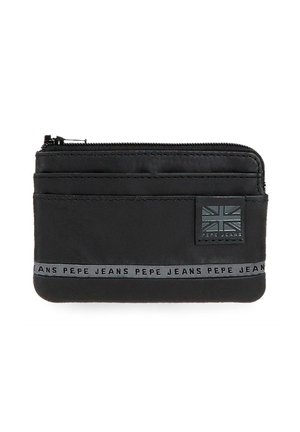 Tarjetero negro con cremallera y múltiples ranuras, con un parche del logo de la Union Jack y una tira de texto "PEPE JEANS" en la parte inferior.