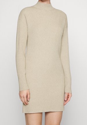 Beiges, geripptes Strickkleid mit hohem Halsausschnitt und langen Ärmeln. Verfügt über vertikale Muster und eine taillierte Passform, die bis zur Mitte des Oberschenkels reicht.