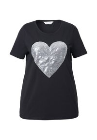 Černé tričko s krátkým rukávem s velkým stříbrným flitrovým srdcem na přední straně. Vyrobeno z bavlny; kulatý výstřih a uvolněný střih.