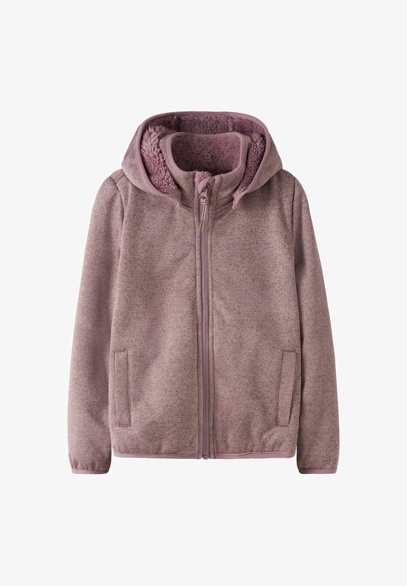 Veste à capuche zippée violette avec une doublure douce et duveteuse et deux poches avant, présentée sur fond blanc.