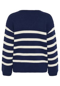 Maglione blu navy con strisce orizzontali bianche, texture a maglia a coste, scollatura rotonda e spalle scese. La vista dal retro mostra il motivo a strisce orizzontali.
