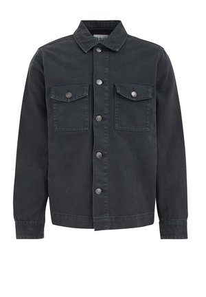 Chaqueta de denim oscuro con cuello de solapa, cierre frontal de botones, dos bolsillos en el pecho con solapas y acentos de costura azul.