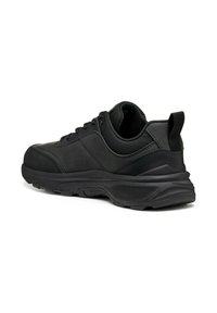 Scarpe sportive nere con una parte superiore in sintetico liscio, colletto imbottito, design con lacci e suola in gomma testurizzata per una migliore aderenza.