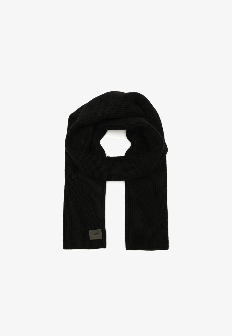 Sort strikket tørklæde med ribbet tekstur, der har en rektangulær form og et lille logo-mærke i den ene ende.