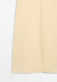 Beige rok met een rechte zoom en zichtbare verticale naad in het midden op een witte achtergrond.