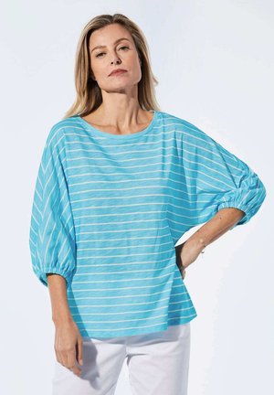 Lichtblauw gestreept blouse met een ruime halslijn, driekwart pofmouwen en een ontspannen pasvorm, gemaakt van zacht stof. Witte horizontale strepen.
