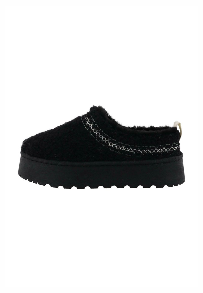 Czarne buty wsuwane wykonane z teksturowanej tkaniny z grubą czarną podeszwą i metalicznymi przeszyciami wzdłuż górnej krawędzi.