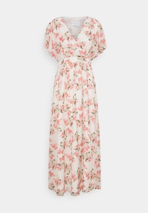 Kremowa sukienka maxi w różowy kwiatowy wzór, z dekoltem w kształcie V, krótkimi rękawami i marszczonym detalem w pasie.