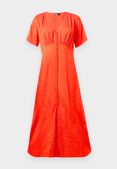 Gaiši oranža kleita, īsas piedurknes, apaļa kakla izgriezums, strukturēta auduma ar ziedu rakstu, ar priekšējo pogu aizdari un kuplu siluetu.