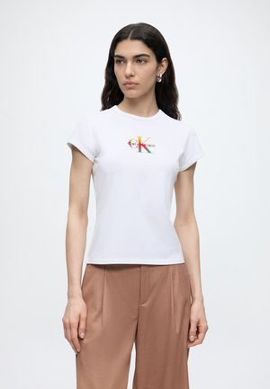 Calvin Klein Jeans PRIDE BABY TEE - Μπλουζάκι με στάμπα - bright white