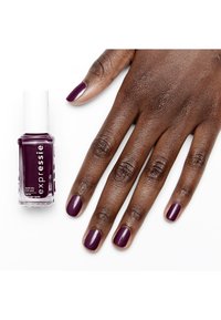 Paarse nagellakfles met het etiket "expressie" naast een hand met gepolijste nagels. De nagellak heeft een glanzende afwerking en een textuurkap.