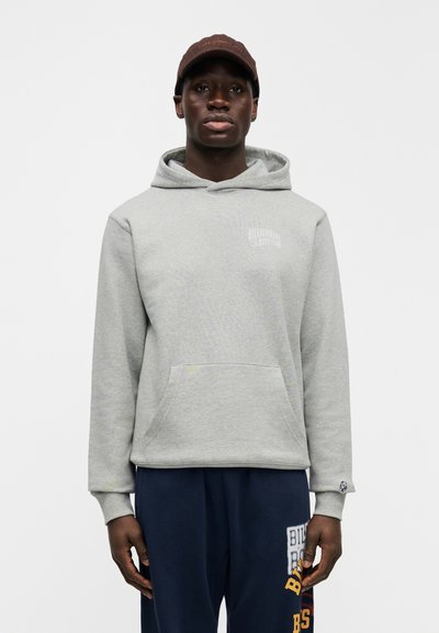 Γκρι φούτερ με κουκούλα και εμπρόσθια τσέπη, με τυπωμένο λογότυπο, συνδυασμένο με μπλε σκούρο παντελόνι φόρμας που διαθέτει πολύχρωμο κείμενο και κεντημένες λεπτομέρειες.