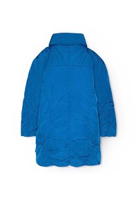 Puffig blå kappa med hög krage och ärmar i armbandslängd. Slät, glänsande tyg med quiltad sömnadsdesign genom hela plagget.