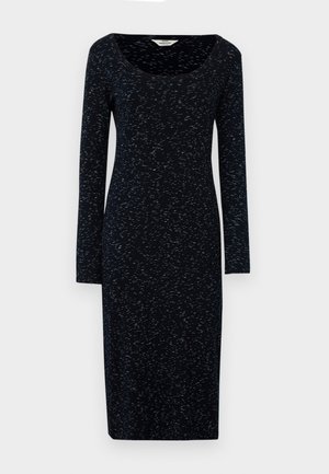 Abito a maniche lunghe di colore blu navy con scollo a barca, realizzato in un tessuto morbido con una leggera trama a macchie di tonalità blu più chiare.