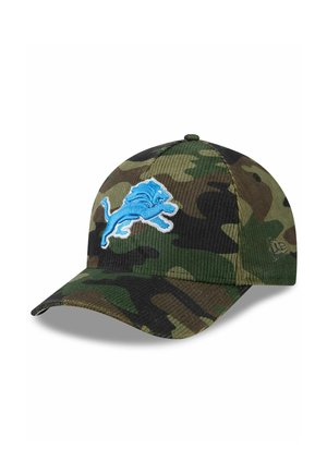 Camouflage-Kappe mit gebogenem Schirm, aus strukturiertem Stoff gefertigt. Mit einem gestickten blauen Löwenlogo auf der Vorderseite und einem einfarbigen schwarzen Rückenteil.