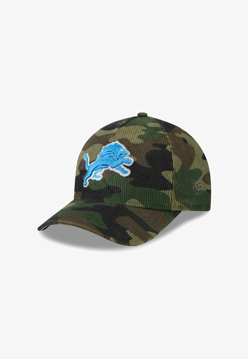 Camouflage-Kappe mit gebogenem Schirm, aus strukturiertem Stoff gefertigt. Mit einem gestickten blauen Löwenlogo auf der Vorderseite und einem einfarbigen schwarzen Rückenteil.