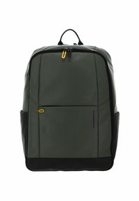 Groene en zwarte rugzak met een gladde, matte afwerking, voorzien van een voorvak, twee gele ritslussen en een handvat aan de bovenkant.