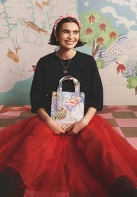 Barvna torba za nošenje z grafičnimi vzorci, vključno z drevesi in hišami, narejena iz lahkega materiala, z kratkimi ročaji.