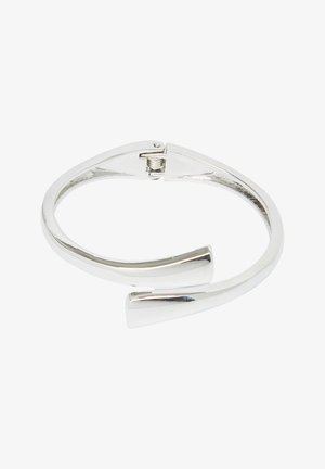 Silberfarbener offener Armreif mit Scharnierverschluss und verjüngten, abgerundeten Enden vor weißem Hintergrund.