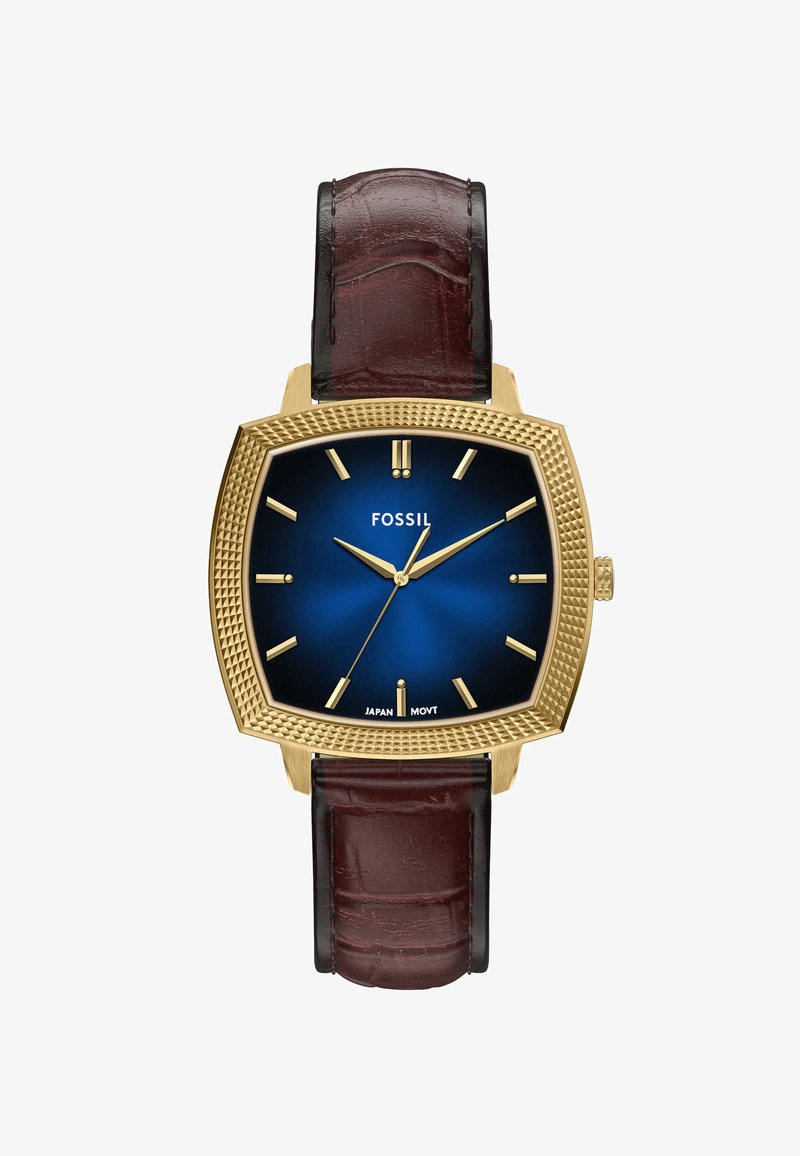 Montre carrée dorée avec une lunette texturée, un cadran dégradé bleu, des index horaires dorés et un bracelet en cuir brun foncé.