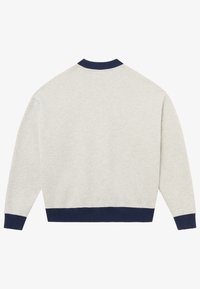 Svetle šedá mikina s pevně přiléhajícím námořnicky modrým žebrovaným límcem a manžetami. Má volný střih a hladkou texturu, navrženou pro pohodlí.