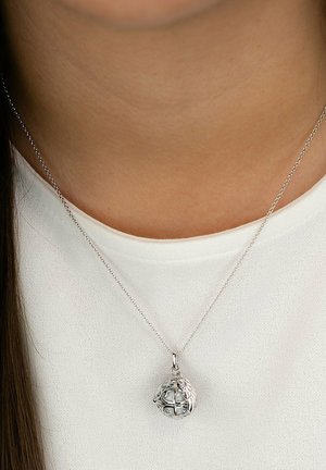 Die Halskette mit Anhänger aus Sterling-Silber präsentiert ein filigranes Globusdesign mit zarten Blattelementen, die an einer dünnen Kette hängen.