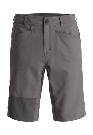Graue Herren-Knielange Shorts mit Knopfverschluss, Gürtelschlaufen, zwei vorderen Taschen und einem dunkelgrauen Fleck am unteren linken Bein.
