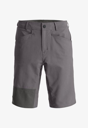 Graue Herren-Knielange Shorts mit Knopfverschluss, Gürtelschlaufen, zwei vorderen Taschen und einem dunkelgrauen Fleck am unteren linken Bein.