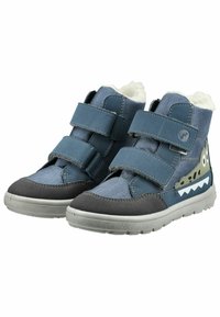 Zapatillas altas de tela azul con dos correas de velcro, puntera de ante gris, y un diseño juguetón de monstruo en el lateral. Forro suave blanco.