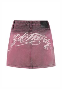 Denim minirok in het roze met een vervaagd uiterlijk. Voorzien van witte geborduurde schriftdetails en een zwart leren label op de tailleband.