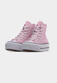 Ροζ ψηλά sneakers με πλατφόρμα, λευκά κορδόνια και σχέδιο αστεριού, τοποθετημένα σε απλό λευκό φόντο.