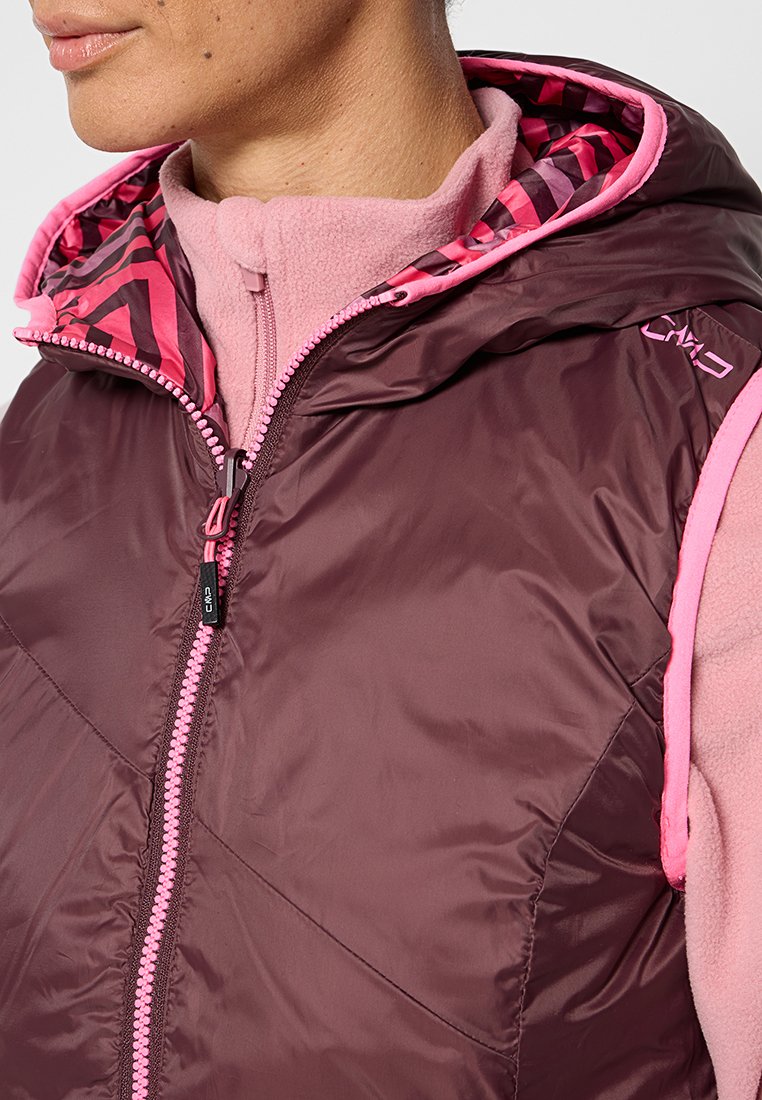 Bordeauxrote gepolsterte Weste mit rosa Akzenten, ausgestattet mit einem Reißverschluss, einem gemusterten Innenfutter und einer Kapuze. Weicher Stoff und sportliches Design.