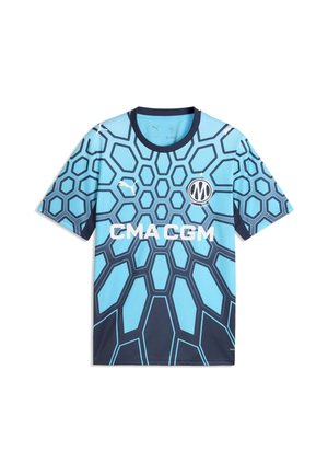 Jasnoniebieska i granatowa koszulka piłkarska z sześciokątnym wzorem, logo Puma, emblematem Olympique de Marseille oraz białym napisem sponsora CMA CGM z przodu.