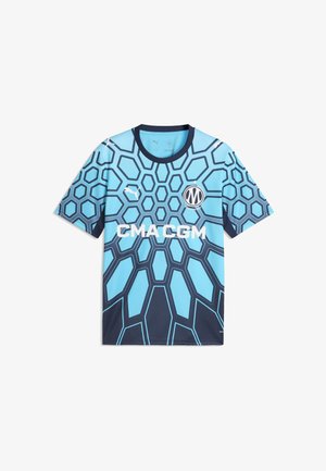 Maillot de football bleu clair et bleu marine avec motif hexagonal, logo Puma, emblème de l'Olympique de Marseille et texte blanc du sponsor CMA CGM à l'avant.