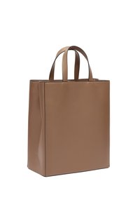 Brązowa skórzana torba typu tote o kwadratowym kształcie, z podwójnymi krótkimi uchwytami, gładką teksturą i minimalistycznym designem, z wyraźnymi liniami i bez widocznych elementów metalowych.
