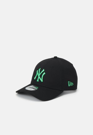 Black baseball cap with green embroidered NY logo, featuring a curved visor and adjustable strap. Made of textile material.