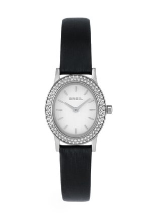 Montre ovale argentée avec un cadran argenté brossé, accents en cristal autour de la lunette et un bracelet en satin noir. Marqueurs d'heure et aiguilles minimalistes.