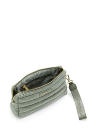 Gepolsterte grüne Nylon-Tasche mit goldenem Reißverschluss, strukturiertem Außenmaterial, Logo-Details und verstellbarem Tragegurt. Offenes Oberteil zeigt das Innenfach.