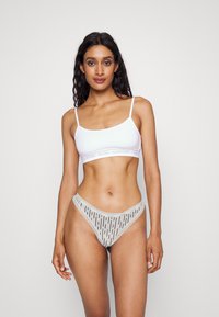 Calvin Klein Underwear THONG MICROFIBER EDGE LACE - Tanga - ivory