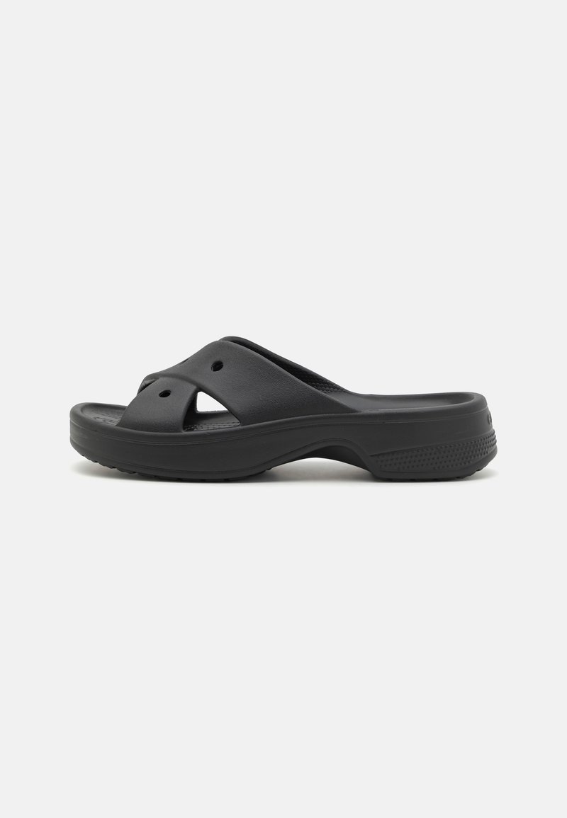Sorte sandaler i sort med en glat mat finish, der har to brede stropper og ventilationshuller, monteret på en struktureret sål for bedre greb.