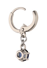 Silberner Schlüsselanhänger mit einem kleinen sechseckigen Anhänger, der mit einem blauen Edelstein und schwarzen Akzenten versehen ist. Glatte Metalloberfläche mit einem Schlaufen-Design.