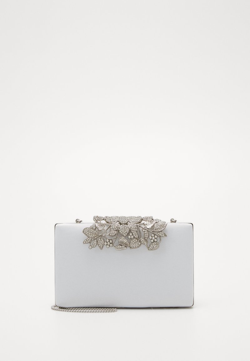 Obdélníková světle modrá kabelka na ruku se stříbrným květinovým zapínáním zdobeným perlami a odpovídajícím stříbrným řetízkem.