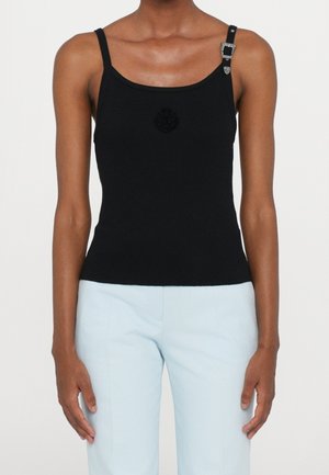 Czarny prążkowany top na cienkich ramiączkach z ozdobnym srebrnym klamrą. Na środku znajduje się subtelne haftowane logo.