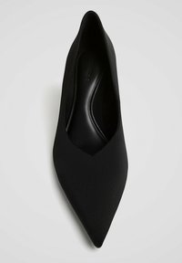 Svart spetsig tå högklackad sko gjord av slät tyg med en elegant silhuett och en djup v-snittdesign fram. Platt sula inuti.